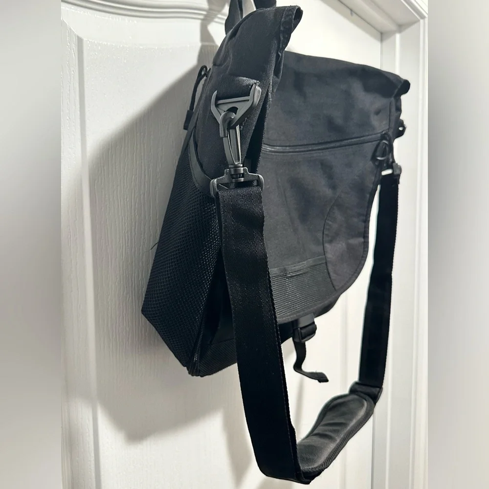 Piper Gear Black Messenger / Laptop Bag, Easily Fits 15